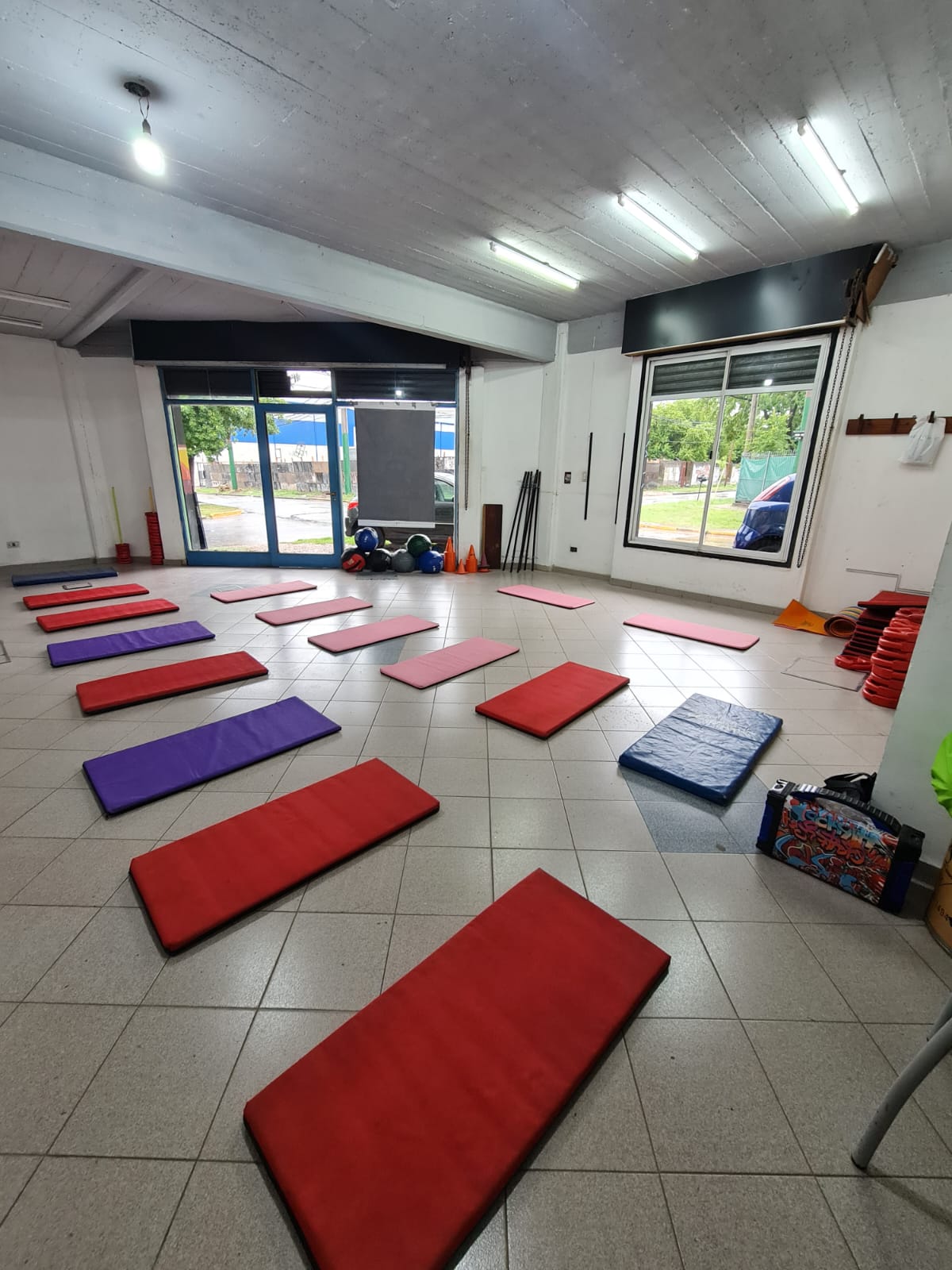 Instalaciones de entrenamiento funcional en Ituzaingó con racks, barras, pesas rusas y césped sintético