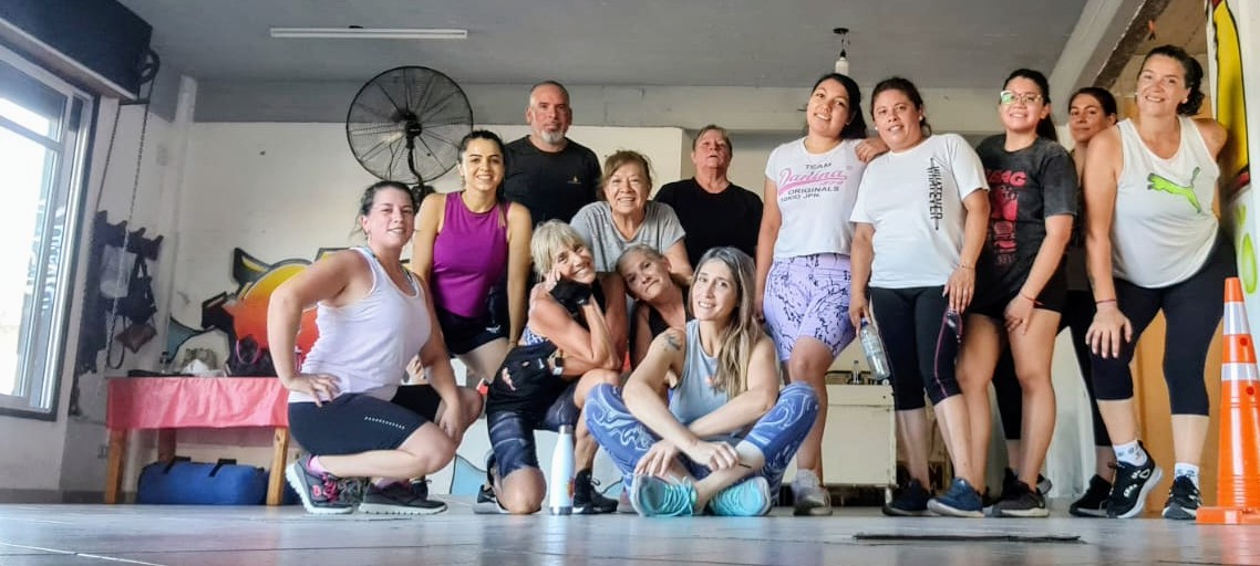 Planta de entrenamiento funcional con racks estructurales, barras olímpicas, piso técnico y buena iluminación